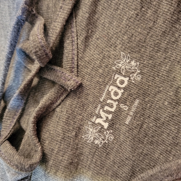 Junior's MUDD Gray Shark Bite Ladder V-Neck Tee - Picture 6 of 7